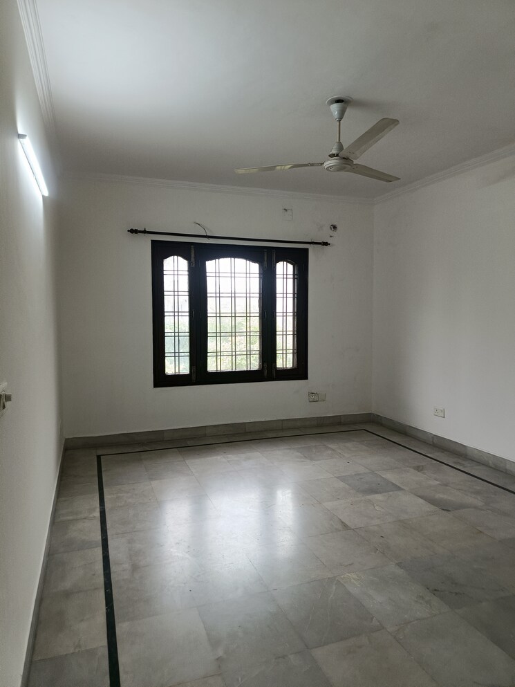 Room, sector 51 4 Bedroom 460 Sq.Mt. Independent House In Sector 51 Noida 9017087