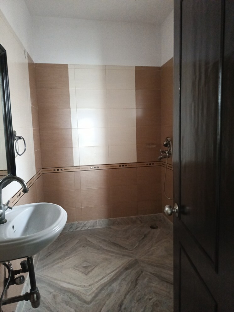 Bathroom, sector 51 4 Bedroom 460 Sq.Mt. Independent House In Sector 51 Noida 9017087