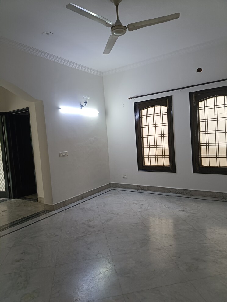 Room, sector 51 4 Bedroom 470 Sq.Mt. Independent House In Sector 51 Noida 9017130