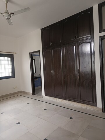 Room in 4 BHK Independent House at Sector 51 – for Rent