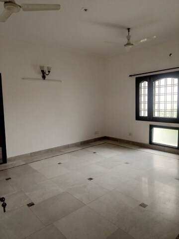 Room in 4 BHK Independent House at Sector 51 – for Rent