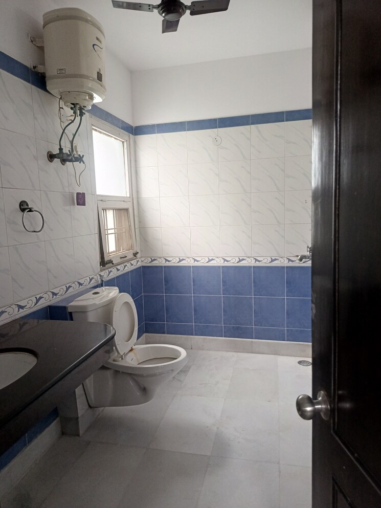 Bathroom, sector 51 4 Bedroom 470 Sq.Mt. Independent House In Sector 51 Noida 9017130