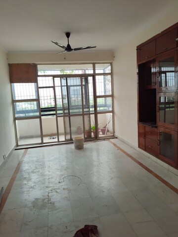 Room in 3 BHK Apartment at Ansal Sushant Estate, Sector 52 – for Rent