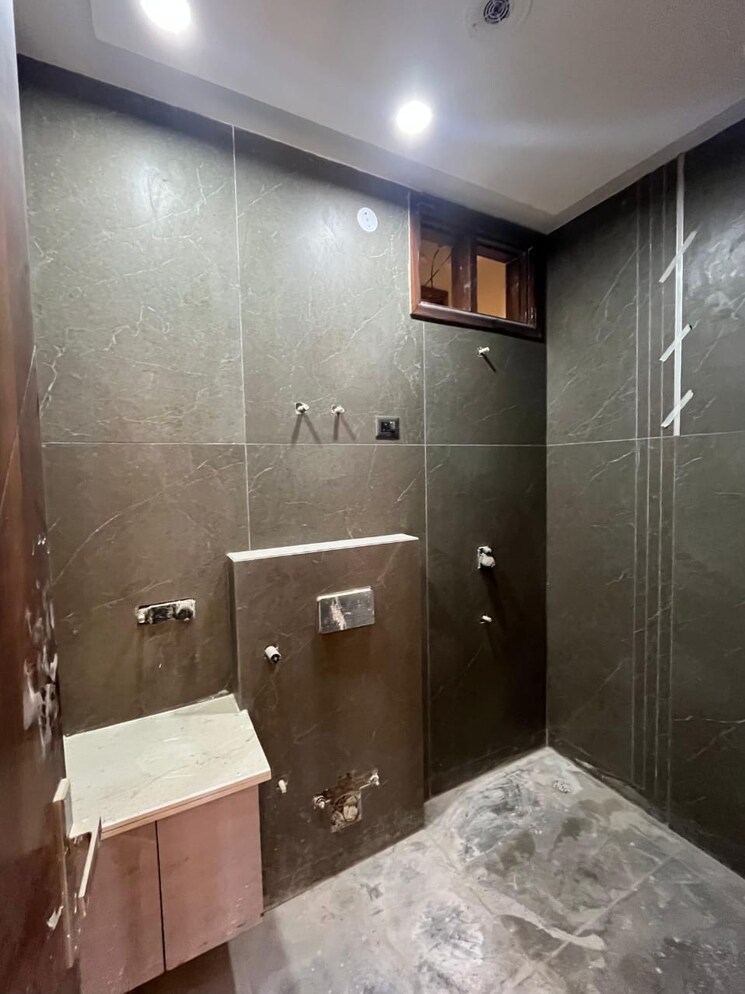 Bathroom, rohini sector 24 4 Bedroom 120 Sq.Mt. Builder Floor In Rohini Sector 24 Delhi 9017440