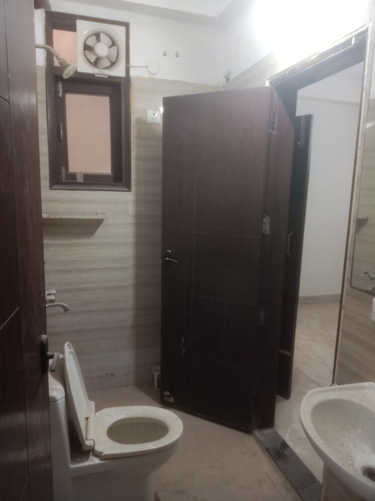 Bathroom, vasant kunj enclave 3 Bedroom 1050 Sq.Ft. Builder Floor In Vasant Kunj Enclave Delhi 9017515