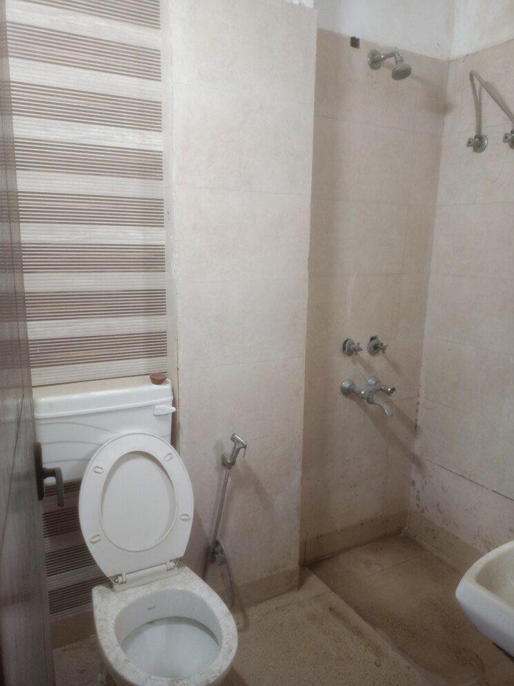 Bathroom, vasant kunj enclave 3 Bedroom 1050 Sq.Ft. Builder Floor In Vasant Kunj Enclave Delhi 9017515