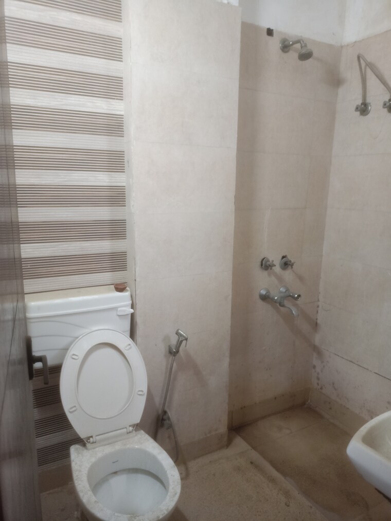 Bathroom, vasant kunj enclave 3 Bedroom 1050 Sq.Ft. Builder Floor In Vasant Kunj Enclave Delhi 9017515
