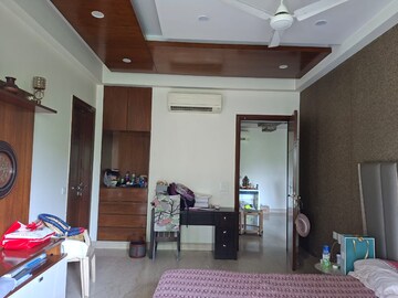 Building Lobby in 3 BHK Builder Floor at Malibu Shopping Arcade, Sector 47 – for Rent