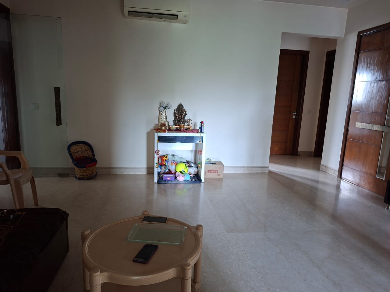 3 BHK + Servant Room 375 Sq.Yd. Builder Floor in Malibu Shopping Arcade