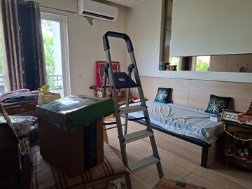 Team Area in 3 BHK Builder Floor at Malibu Shopping Arcade, Sector 47 – for Rent