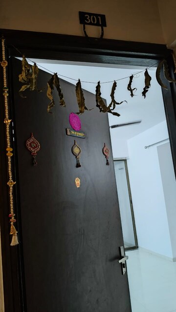 Room in 3 BHK Apartment at Vaishnodevi Circle – for Rent