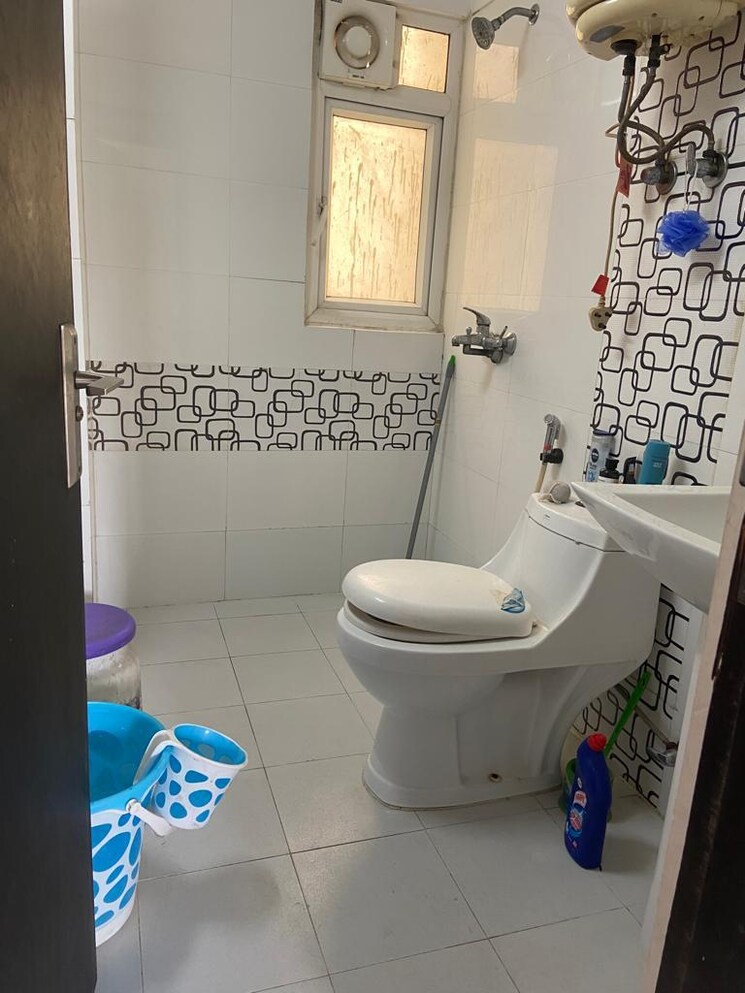 Bathroom, logix-blossom-zest 2 Bedroom 990 Sq.Ft. Apartment In Sector 143 Noida 9017622