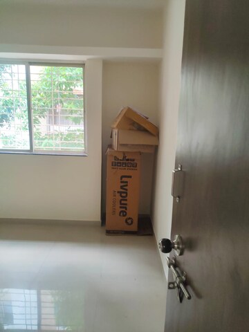 Room in 2.5 BHK Apartment at Pate West Coast Park, Shivane – for Rent