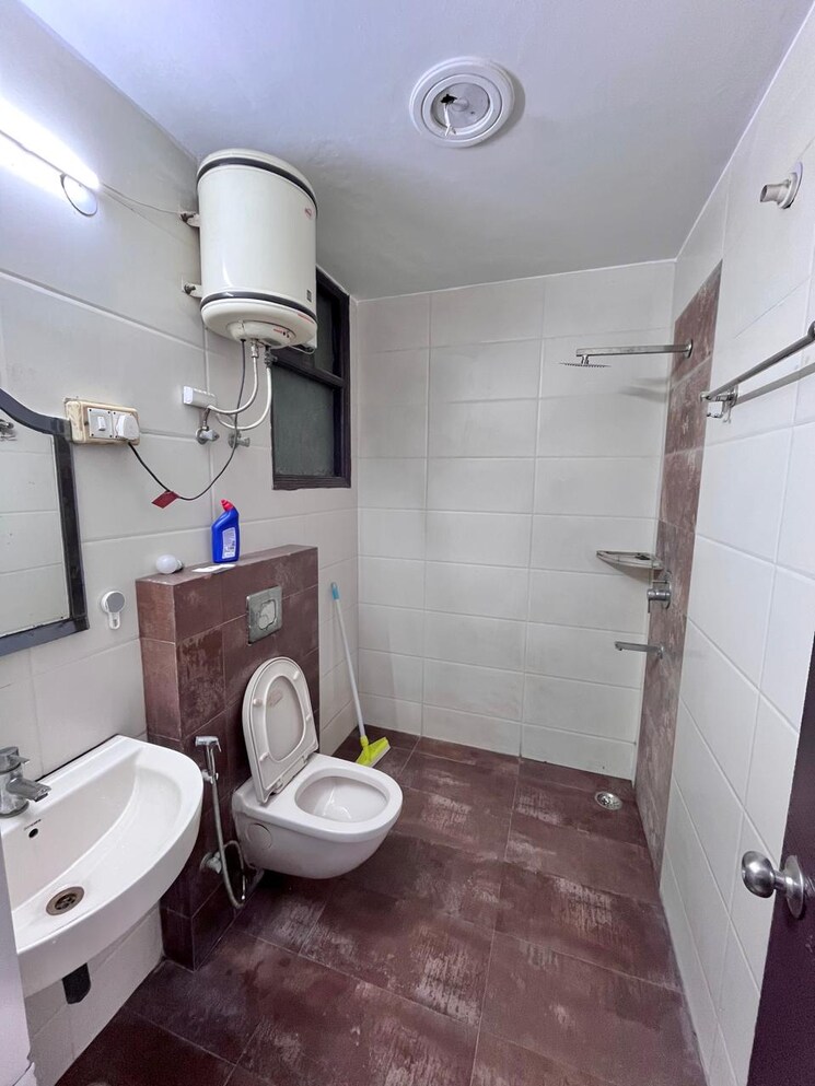 Bathroom, ansal-plaza-gurgaon 3 Bedroom 1500 Sq.Ft. Apartment In Palam Vihar Gurgaon 9017789