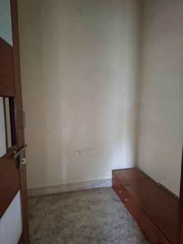 Room in 4 BHK Apartment at Banjara Hills – for Rent