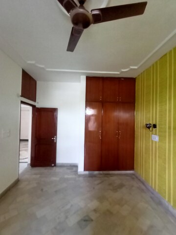 Room in 3 BHK Independent House at Sector 21 – for Rent