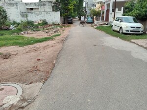 Parking in 4 BHK Independent House at Gomti Nagar – for Sale