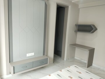 Room in 3 BHK Apartment at Mansarovar – for Sale