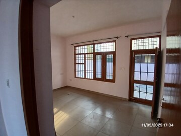 Room in 3 BHK Independent House at Sector 21 – for Rent