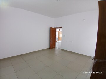 Room in 3 BHK Independent House at Sector 21 – for Rent