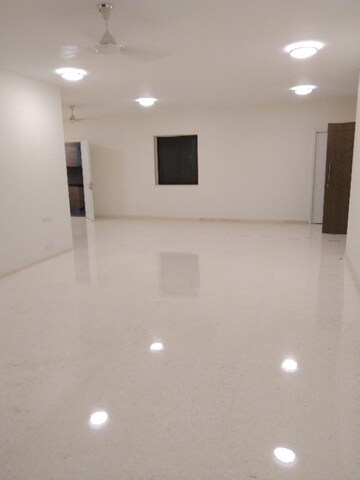 Room in 3.5 BHK Apartment at Kalpataru Solitaire, Juhu – for Rent