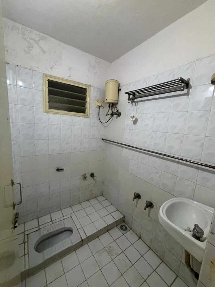 Bathroom, satellite 2 Bedroom 955 Sq.Ft. Builder Floor In Satellite Ahmedabad 9018007