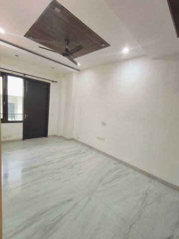 Room in 3 BHK Builder Floor at Sushant Vyapaar Kendra, Sector 43 – for Rent