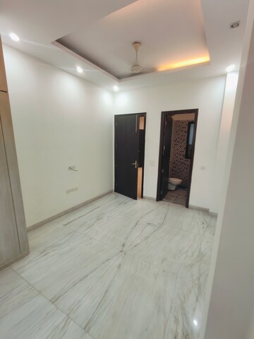 Room in 3 BHK Builder Floor at Sushant Vyapaar Kendra, Sector 43 – for Rent