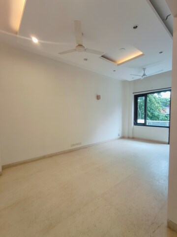 Room in 3 BHK Builder Floor at Sushant Vyapaar Kendra, Sector 43 – for Rent