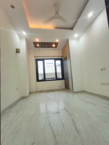 Room in 3 BHK Builder Floor at Sushant Vyapaar Kendra, Sector 43 – for Rent