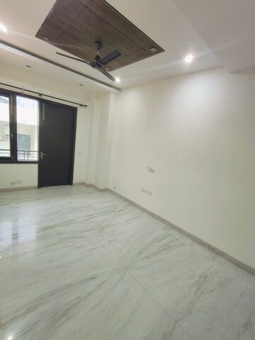 Room in 3 BHK Builder Floor at Sushant Vyapaar Kendra, Sector 43 – for Rent