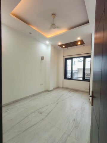 Room in 3 BHK Builder Floor at Sushant Vyapaar Kendra, Sector 43 – for Rent