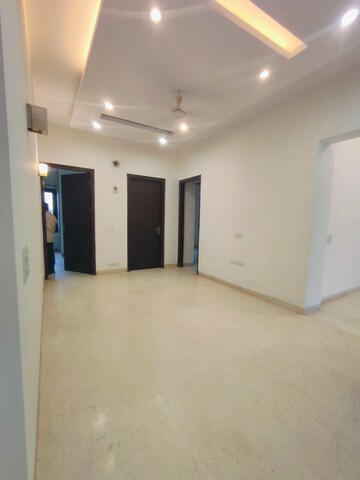 Room in 3 BHK Builder Floor at Sushant Vyapaar Kendra, Sector 43 – for Rent