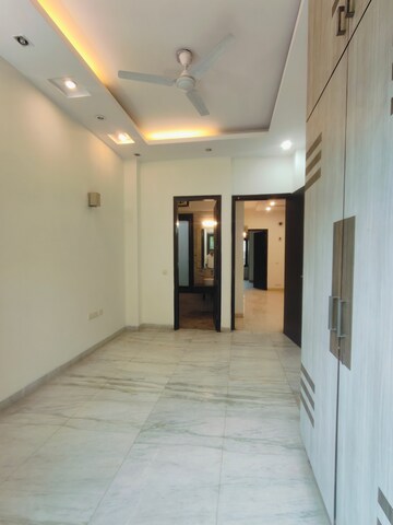 Room in 3 BHK Builder Floor at Sushant Vyapaar Kendra, Sector 43 – for Rent
