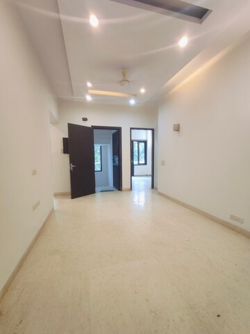 Room in 3 BHK Builder Floor at Sushant Vyapaar Kendra, Sector 43 – for Rent