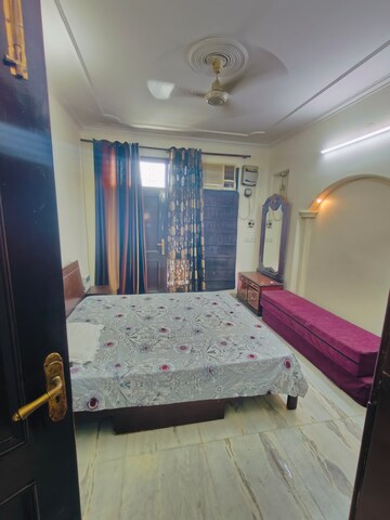 Bedroom in 3 BHK Builder Floor at Sushant Vyapaar Kendra, Sector 43 – for Rent