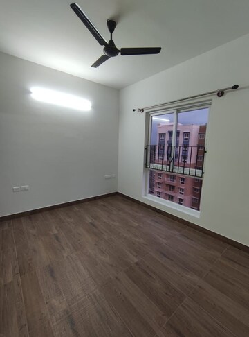 Room in 2 BHK Apartment at Mantri Lithos, Thanisandra – for Rent
