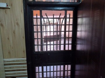 Room in 3 BHK Apartment at Golf Gardenia, Alpha Ii Greater Noida – for Sale