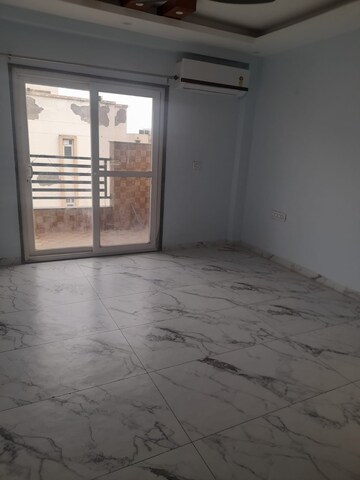 Room in 3 BHK Builder Floor at Ansal API Esencia, Sector 67 – for Rent