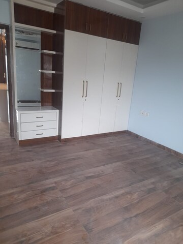 Room in 3 BHK Builder Floor at Ansal API Esencia, Sector 67 – for Rent