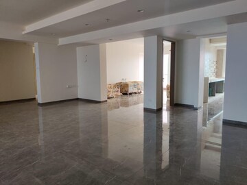 Room in 5 BHK Apartment at Dn Nagar – for Rent