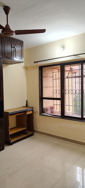 Room in 4 BHK Apartment at Kabra Hyde Park, Manpada – for Sale