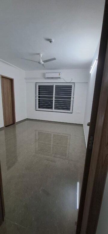 Room in 3 BHK Apartment at Venkatesh Skydale Phase 2, Sinhagad Road – for Rent