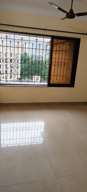 Room in 4 BHK Apartment at Kabra Hyde Park, Manpada – for Sale