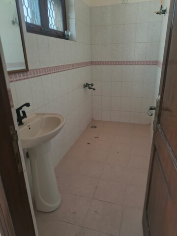 Bathroom in 3 BHK Independent House at Sector 31 – for Rent