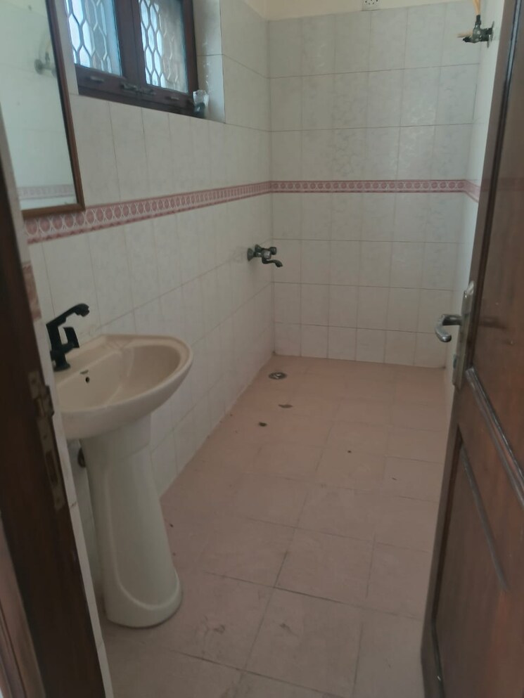 Bathroom, sector 31 3 Bedroom 1450 Sq.Ft. Independent House In Sector 31 Noida 9018642