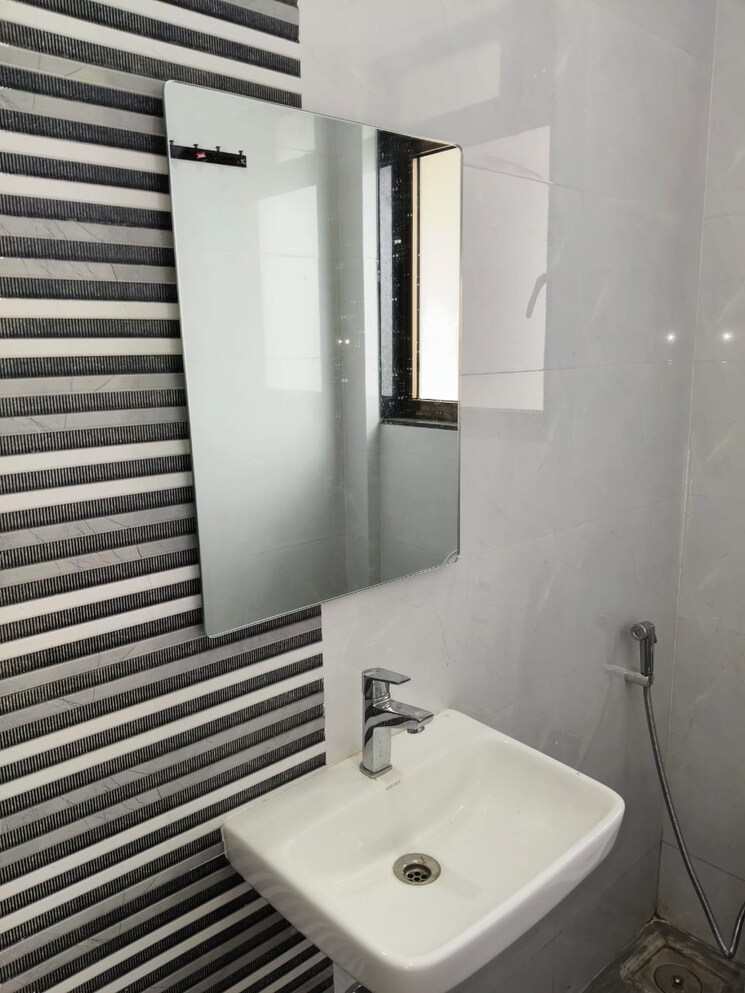 Bathroom, neminath-nemi-bhavan 3 Bedroom 821 Sq.Ft. Apartment In Goregaon West Mumbai 9018656