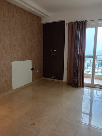 Room in 3.5 BHK Apartment at Civitech Stadia, Sector 79 – for Rent