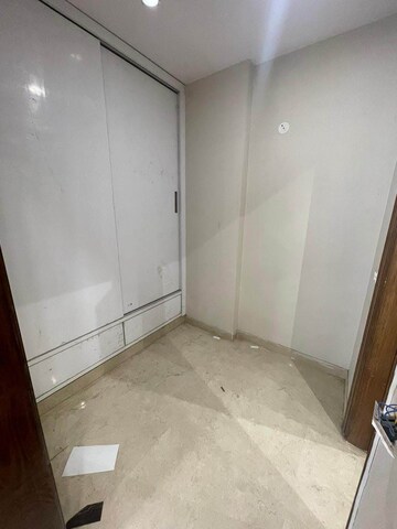 Room in 3 BHK Builder Floor at Sector 7 – for Rent