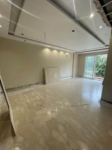 Room in 3 BHK Builder Floor at Sector 7 – for Rent